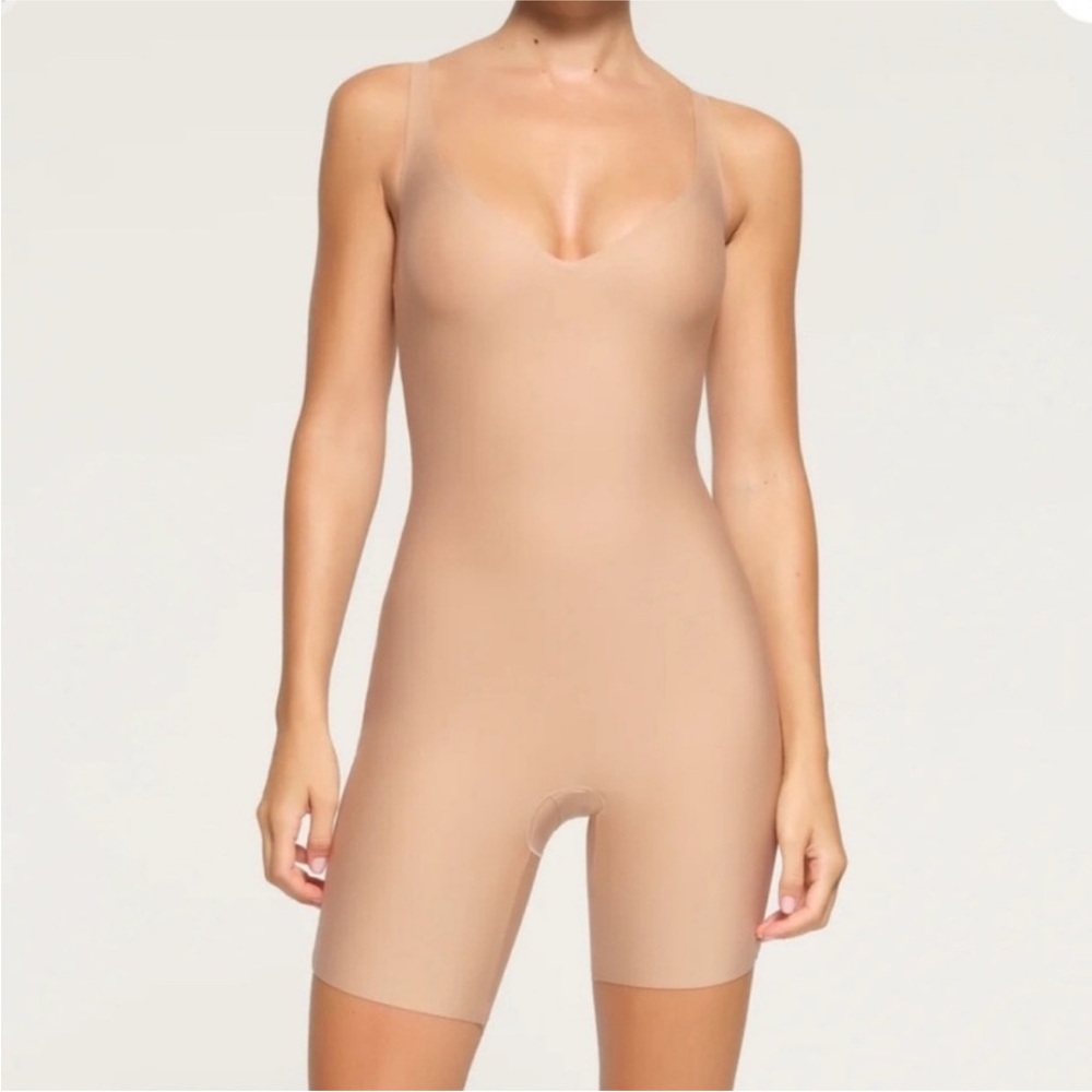 SKIMS BODY‎ PLUNGE MID THIGH BODYSUIT